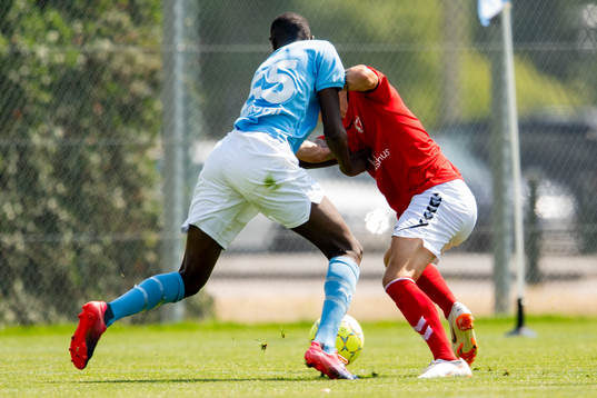 Två fotbollspelare tampas om bollen