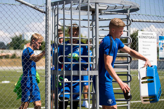Trelleborgs spelare lämnar träningen med Trelleborg