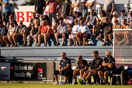 Helsingborgs tränarstab framför läktaren