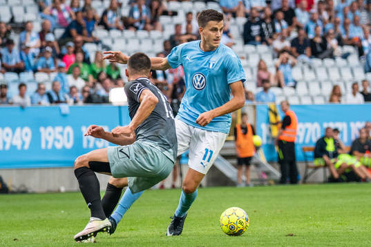 Alexander Jeremejeff of Malmö FF challenges Liridon Leçi