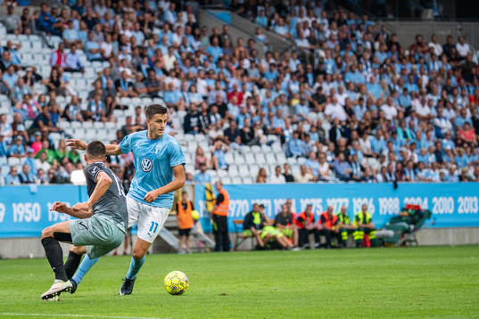 Alexander Jeremejeff of Malmö FF challenges Liridon Leçi