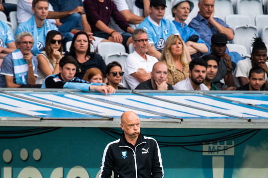 Head coach Uwe Rösler of Malmö FF looks dejected