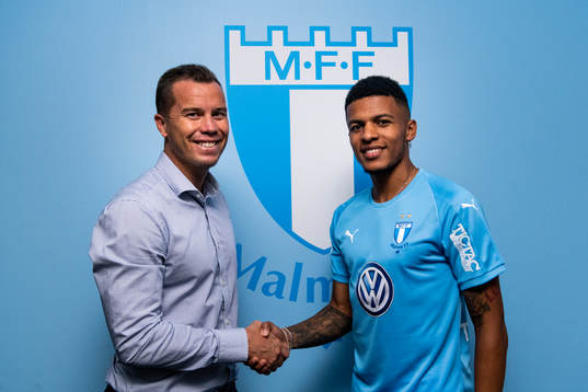 Malmö FFs nyförvärv Romain Gall skakar hand med
