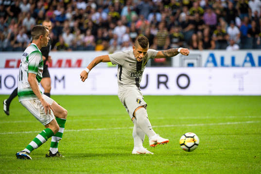 Nicolas Stefanelli of AIK scores the 1-1 goal