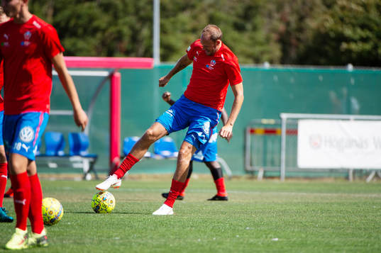 Helsingborgs Andreas Granqvist värmer upp innan