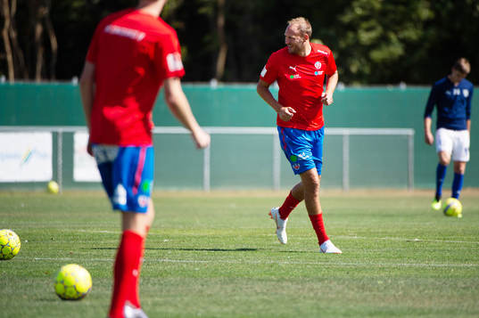 Helsingborgs Andreas Granqvist värmer upp innan