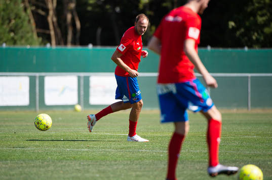 Helsingborgs Andreas Granqvist värmer upp innan