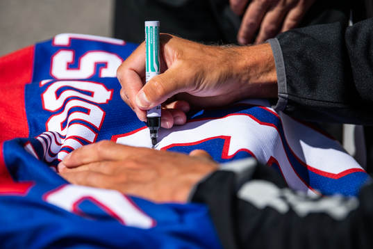 New York Rangers målvakt Henrik Lundqvist skriver