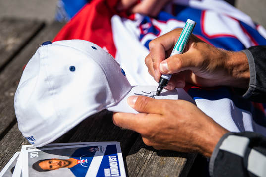New York Rangers målvakt Henrik Lundqvist skriver