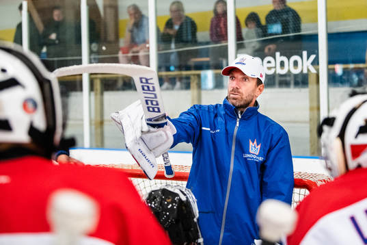 New York Rangers målvakt Henrik Lundqvist instruerar