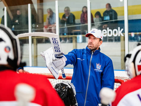 New York Rangers målvakt Henrik Lundqvist instruerar