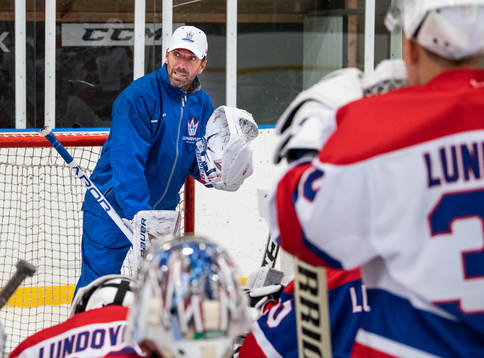 New York Rangers målvakt Henrik Lundqvist instruerar