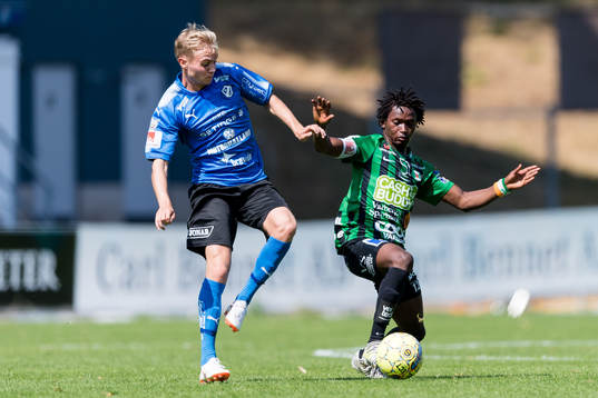 Halmstads Tryggvi Hrafn Haraldsson och Varbergs Adama Fofana