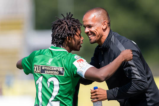 Varbergs Adama Fofana har gjort 0-1 och jublar med