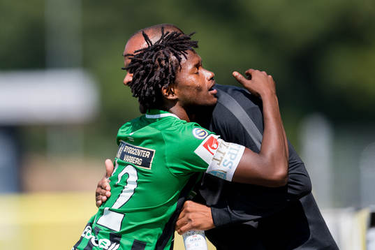 Varbergs Adama Fofana har gjort 0-1 och jublar med