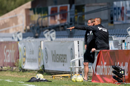 Varbergs tränare Joakim Persson och assisterande tränare