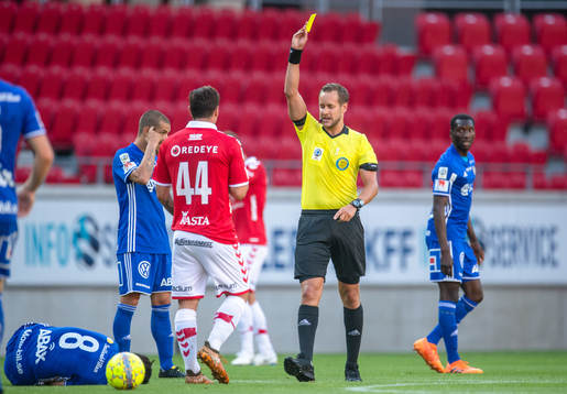 Kalmars Erton Fejzullahu får en varning
