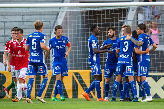 Sundsvalls spelare jublar med Maic Sema