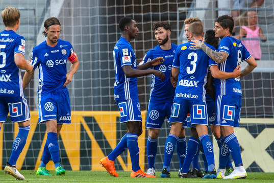 Sundsvalls spelare jublar med Maic Sema