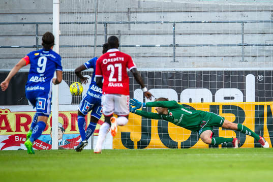 Sundsvalls Maic Sema gör 0-1 på straff