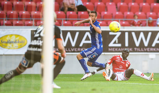 Kalmars Papa Alioune Diouf och Sundsvalls Carlos Garcia