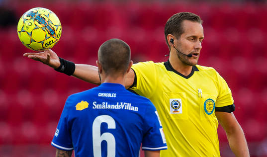 Domaren Victor Wolf och Sundsvalls Juan Jose Ciercoles Sagra