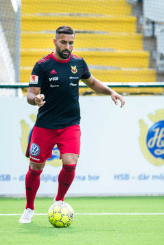 Östersunds Saman Ghoddos före fotbollsmatchen i