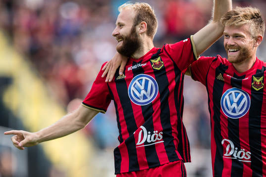 Östersunds Curtis Edwards jublar med  Dennis Widgren
