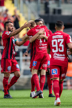 Östersunds spelare jublar med Curtis Edwards