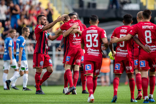 Östersunds spelare jublar med Curtis Edwards