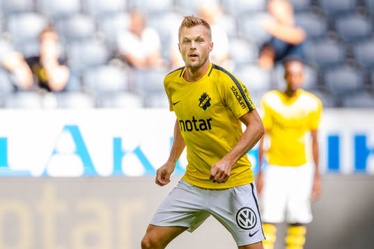 s Sebastian Larsson värmer upp före fotbollsmatchen i