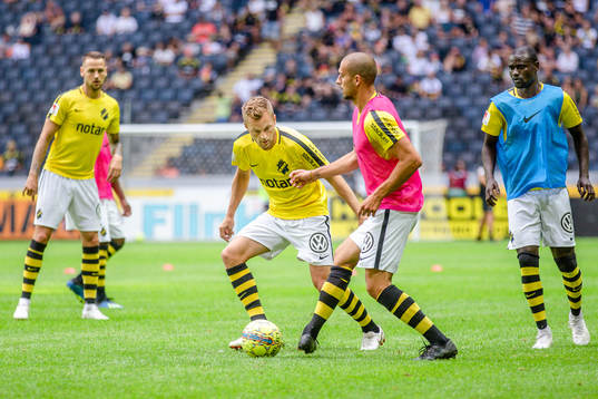 s Sebastian Larsson värmer upp före fotbollsmatchen i
