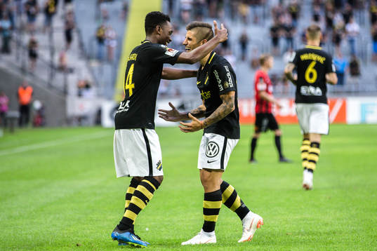 s Nicolas Stefanelli och  Heradi Rashidi jublar