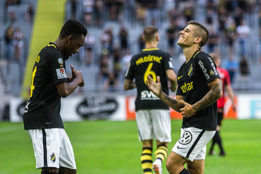 s Nicolas Stefanelli och  Heradi Rashidi jublar
