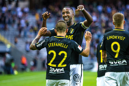 s Henok Goitom jublar med Nicolas Stefanelli
