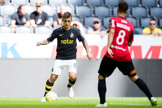 s Nicolas Stefanelli utmanar Brommapojkarnas Moustafa Zeidan