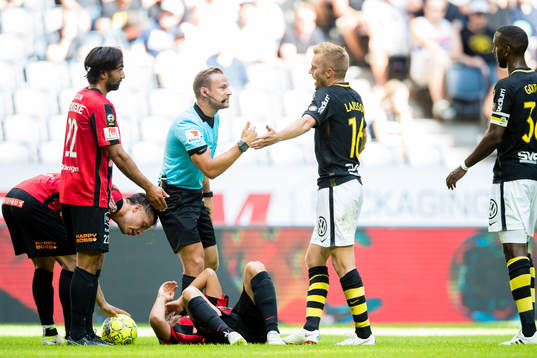 s Sebastian Larsson diskuterar med domare Kristoffer