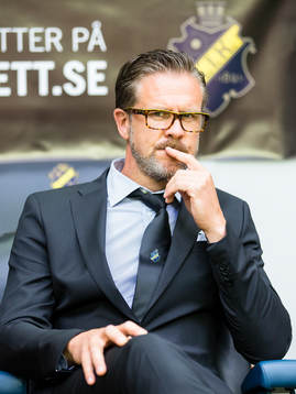 s tränare Rikard Norling ser fundersam ut