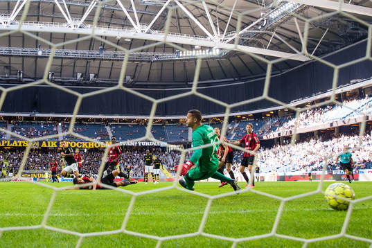 s Nicolas Stefanelli gör 2-1 bakom Brommapojkarnas