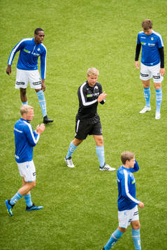 Akinsola Akinyemi and the players of Sandnes Ulf