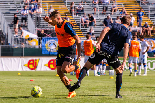 Sirius spelare värmer upp före fotbollsmatchen i