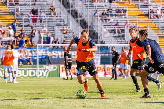 Sirius spelare värmer upp före fotbollsmatchen i