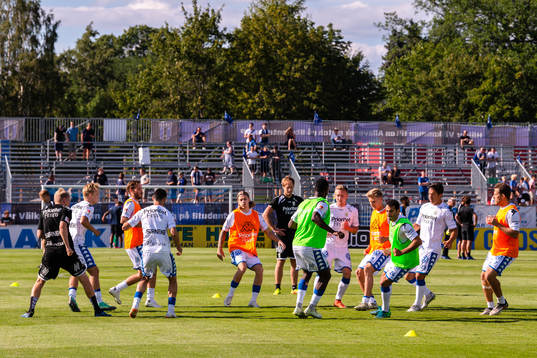 IFK Göteborgs spelare värmer upp före fotbollsmatchen i