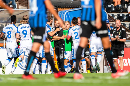 IFK Göteborgs Emil Salomonsson jublar med tränare Poya