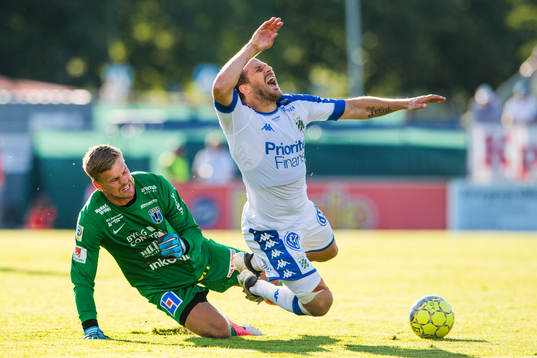 Sirius målvakt Lukas Jonsson i en situation med IFK