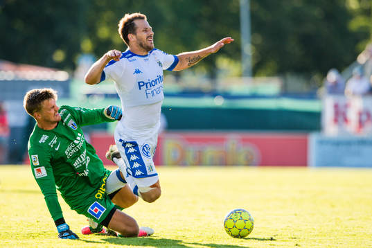 Sirius målvakt Lukas Jonsson i en situation med IFK