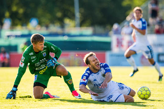 Sirius målvakt Lukas Jonsson i en situation med IFK