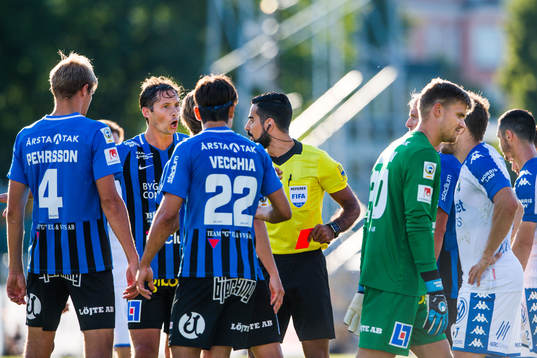 Domare Mohammed Al-Hakim delar ut rött kort till Sirius