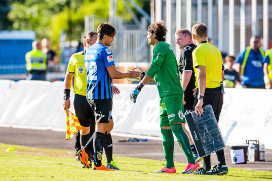 Byte mellan Sirius Stefano Vecchia och målvakt Karim