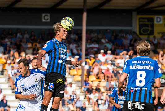Sirius Oscar Pehrsson i en duell med IFK Göteborgs Tobias
